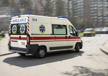Caddeden bir ambulans geçiyor.