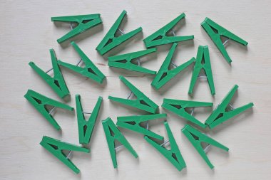 Bir sürü yeşil plastik mandal ve kontrplak.