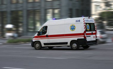Caddeden bir ambulans geçiyor.