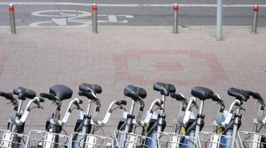 Sokaklarda bir sıra bisiklet duruyor.