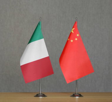Gri arka planda Çin ve İtalya 'nın bayrakları