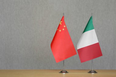 Gri arka planda Çin ve İtalya 'nın bayrakları
