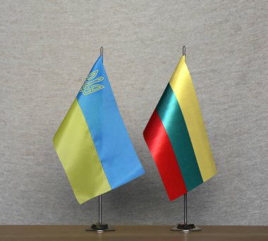 Gri arkaplanda Ukrayna ve Litvanya 'nın masa bayrakları
