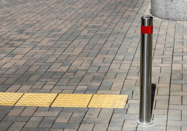 Engelli ve metal direkli insanlar için dokunaklı zemin yol güvenliği tabelası