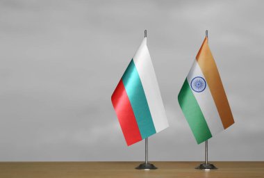 Bulgaristan ve Hindistan 'ın gri zemin üzerindeki masa bayrakları bulanık