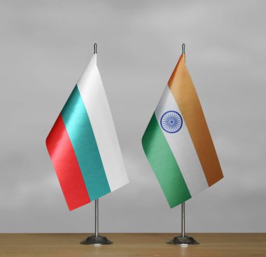 Bulgaristan ve Hindistan 'ın gri zemin üzerindeki masa bayrakları bulanık