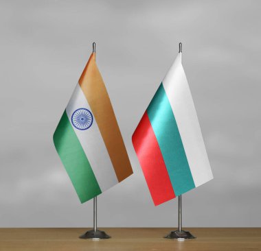 Bulgaristan ve Hindistan 'ın gri zemin üzerindeki masa bayrakları bulanık