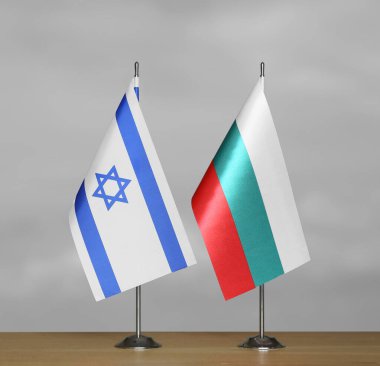 Gri arka planda İsrail ve Bulgaristan 'ın bayrakları bulanık