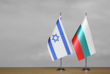 Gri arka planda İsrail ve Bulgaristan 'ın bayrakları bulanık