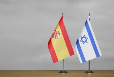Gri arka planda İsrail ve İspanya 'nın bayrakları
