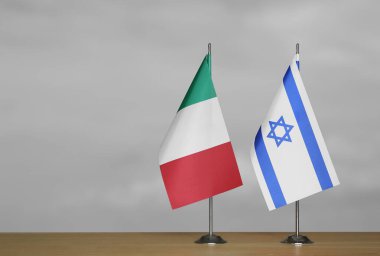 Gri arka planda İsrail ve İtalya 'nın bayrakları