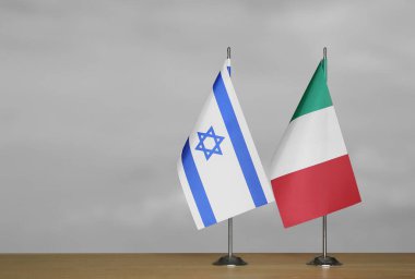 Gri arka planda İsrail ve İtalya 'nın bayrakları