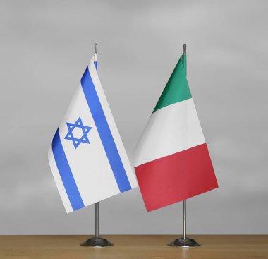 Gri arka planda İsrail ve İtalya 'nın bayrakları