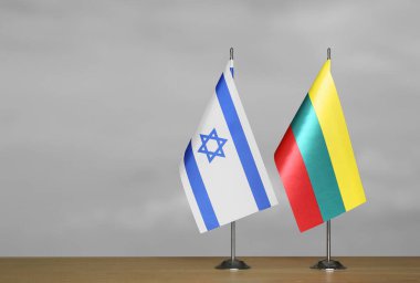 Gri arka planda İsrail ve Litvanya 'nın masa bayrakları