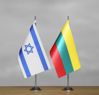 Gri arka planda İsrail ve Litvanya 'nın masa bayrakları