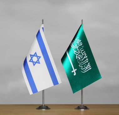Gri arka planda İsrail ve Suudi Arabistan bayrakları