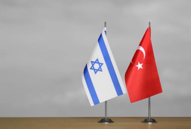 Gri arka planda İsrail ve Türkiye 'nin bayrakları