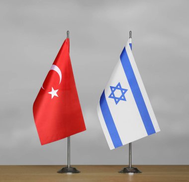 Gri arka planda İsrail ve Türkiye 'nin bayrakları