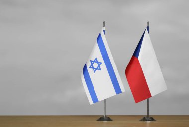 Gri arka planda İsrail ve Çek Cumhuriyeti bayrakları