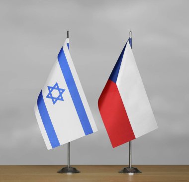 Gri arka planda İsrail ve Çek Cumhuriyeti bayrakları