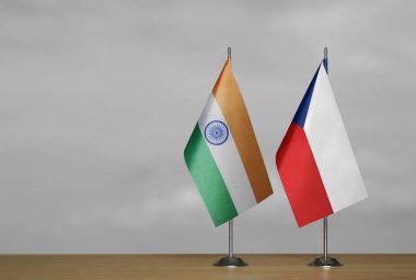 Gri arka planda Hindistan ve Çek Cumhuriyeti bayrakları