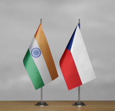 Gri arka planda Hindistan ve Çek Cumhuriyeti bayrakları