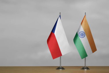 Gri arka planda Hindistan ve Çek Cumhuriyeti bayrakları