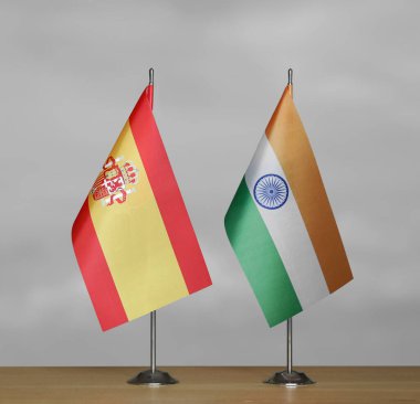 Gri arka planda İspanya ve Hindistan bayrakları