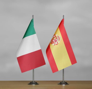 Gri arka planda İtalya ve İspanya 'nın bayrakları