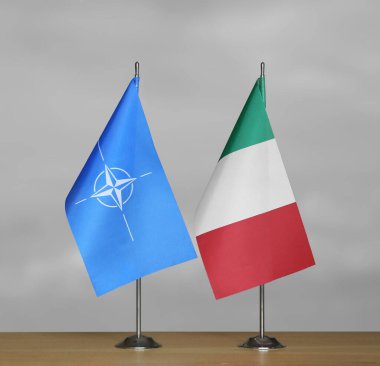 Gri arkaplanda İtalya ve NATO bayrakları