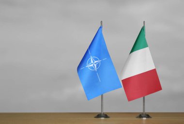 Gri arkaplanda İtalya ve NATO bayrakları