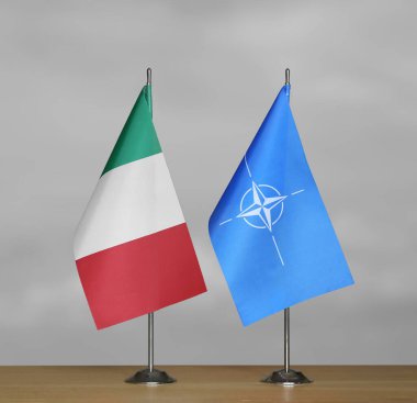 Gri arkaplanda İtalya ve NATO bayrakları
