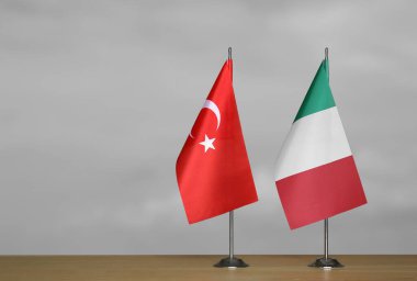 Gri arkaplanda İtalya ve Türkiye 'nin bayrakları