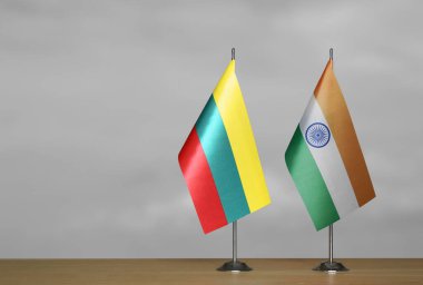 Gri arka planda Litvanya ve Hindistan 'ın masa bayrakları
