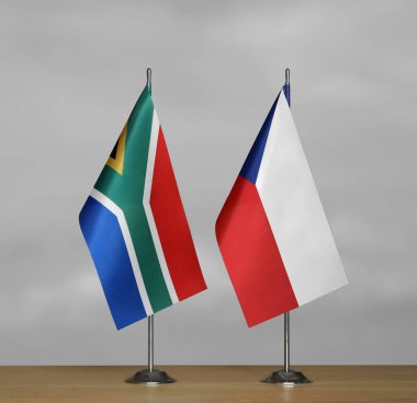 Gri arka planda Güney Afrika ve Çek Cumhuriyeti bayrakları bulanık