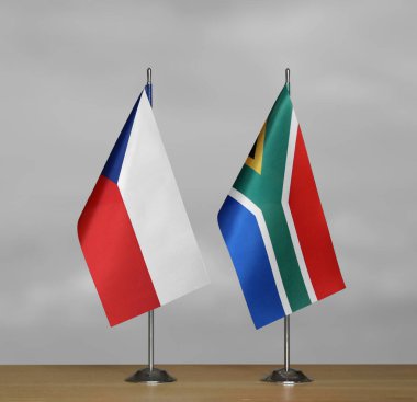 Gri arka planda Güney Afrika ve Çek Cumhuriyeti bayrakları bulanık