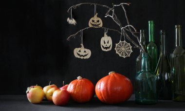 Balkabakları, şişe ve bayram sembolleriyle Cadılar Bayramı kompozisyonu