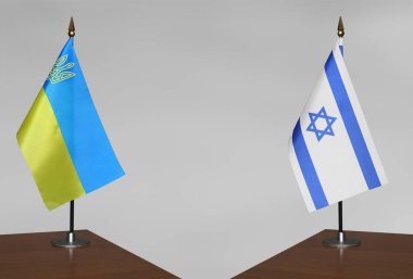 Ukrayna 'nın masa üstü bayrakları ve gri bir arkaplanda duranlar