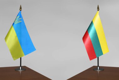 Ukrayna 'nın masa üstü bayrakları ve gri bir arkaplanda duranlar