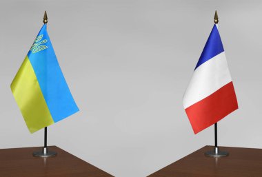 Ukrayna 'nın masa üstü bayrakları ve gri bir arkaplanda duranlar