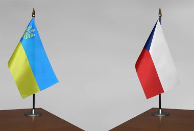 Ukrayna 'nın masa üstü bayrakları ve gri bir arkaplanda duranlar