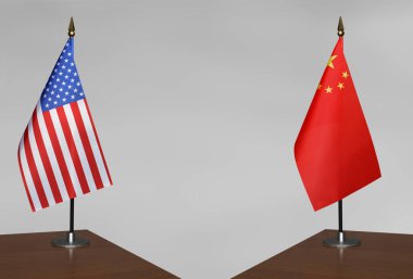 ABD ve Çin 'in bayrakları gri arka planda duruyor