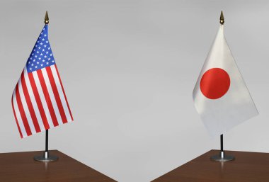 ABD ve Japonya 'nın masa üstü bayrakları gri arka planda duruyor