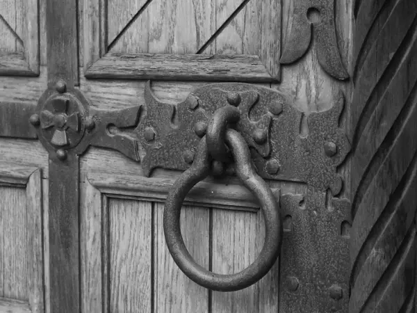 Yüzük saplı eski bir kapı.