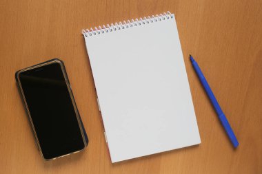 Masada defter, cep telefonu ve işaret kalemi aç