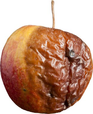 Beyaz arkaplanda bozulmuş kırmızı elma