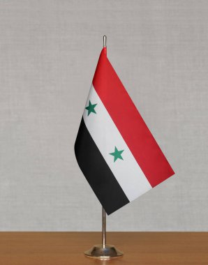 Gri arkaplanda Suriye masa bayrağı