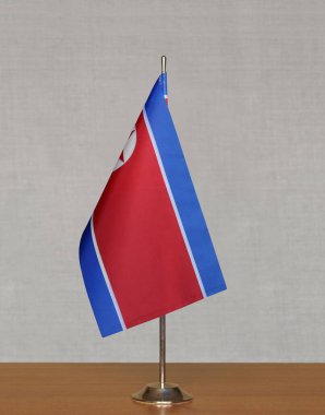 Kuzey Kore masa bayrağı gri arka planda