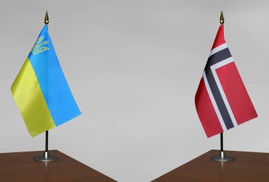 Gri arkaplanda Ukrayna ve Norveç 'in masa bayrakları