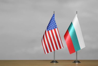 ABD ve Bulgaristan 'ın masa üstü bayrakları gri arka planda